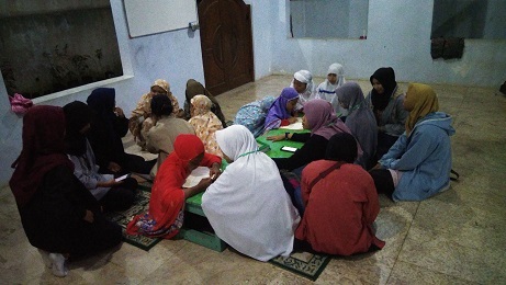 Kegiatan mengajar mengaji di masjid
